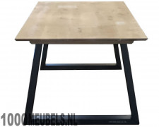Eiken tafel met stalen onderstel