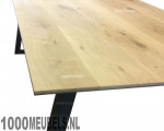 Eiken tafel met stalen onderstel